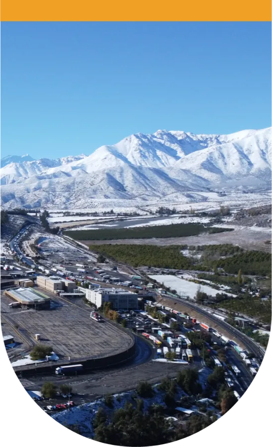 Vista aérea del Puerto Terrestre de Los Andes con la cordillera nevada