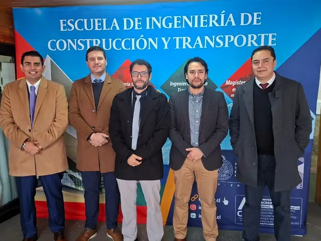 Grupo de participantes del Nodo Los Andes junto al pendón de la Escuela de Ingeniería de Construcción y Transporte PUCV