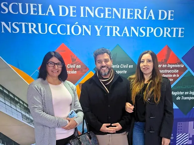 Participantes del Nodo Los Andes en el punto fotográfico de la Escuela de Ingeniería de Construcción y Transporte PUCV