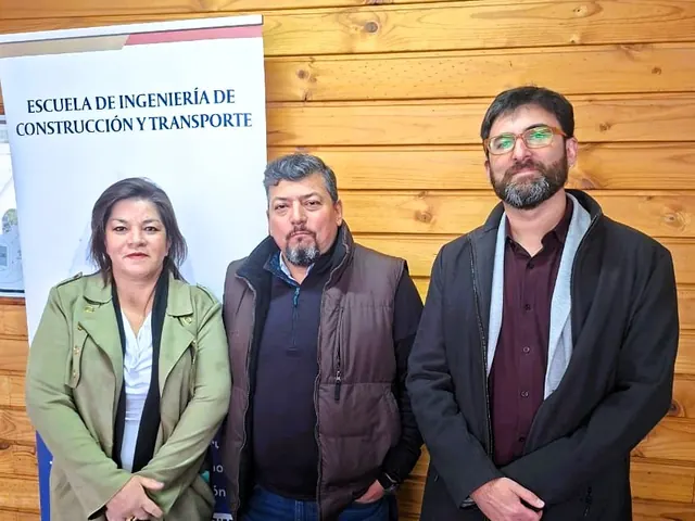 Expositores del Nodo Los Andes junto al pendón de la Escuela de Ingeniería de Construcción y Transporte PUCV