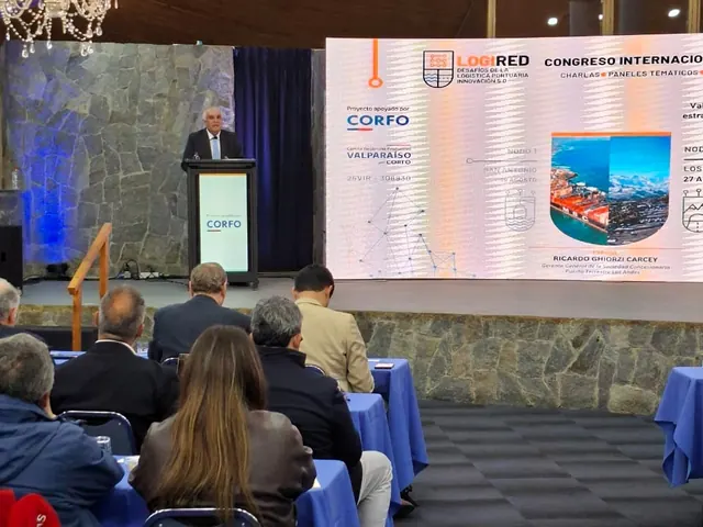 Exposición en el escenario del Nodo Los Andes ante el público de la jornada