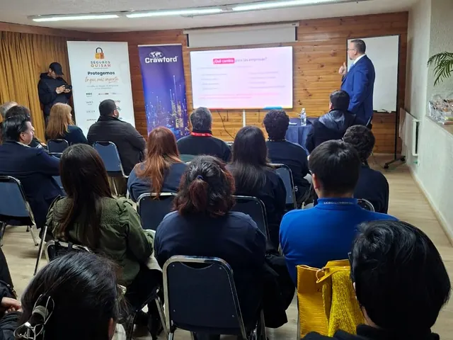 Asistentes siguiendo una presentación de la feria tecnológica del Nodo Los Andes