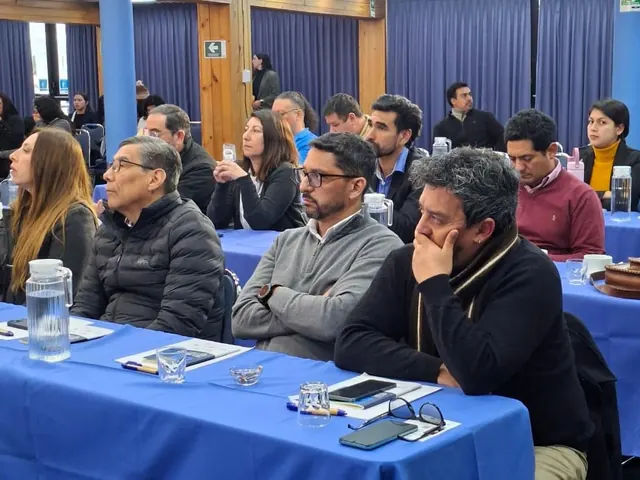Asistentes conversando en las mesas de trabajo del Nodo Los Andes