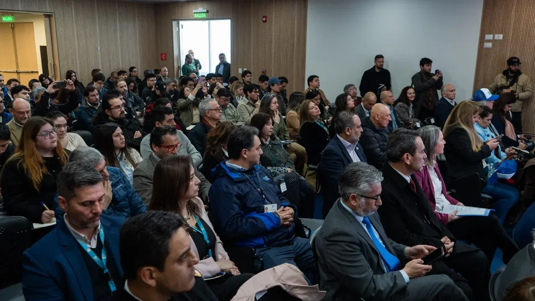 Sala llena de asistentes durante una de las exposiciones del Congreso Internacional LogiRed 2026 en San Antonio